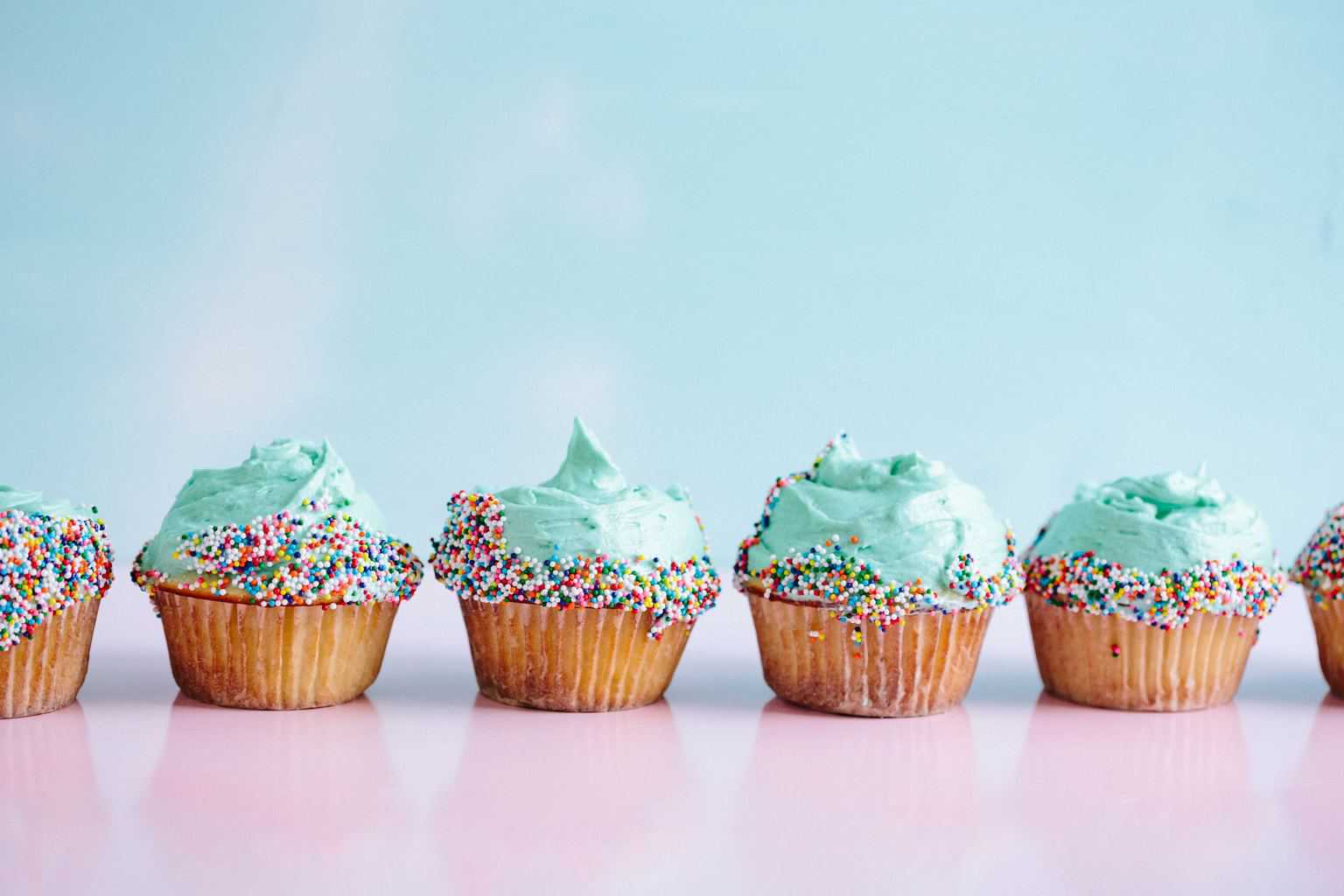 a picture of 6 teal cupcakes
